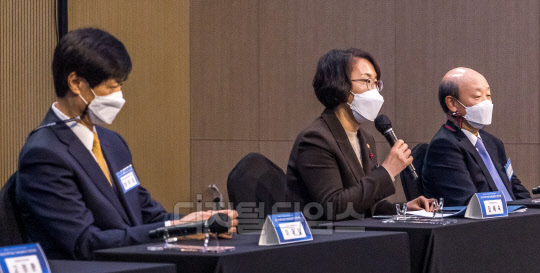 왼쪽부터 이우일 한국과학기술단체총연합회장, 임혜숙 과학기술정보통신부 장관, 노준형 한국정보방송통신대연합회장.